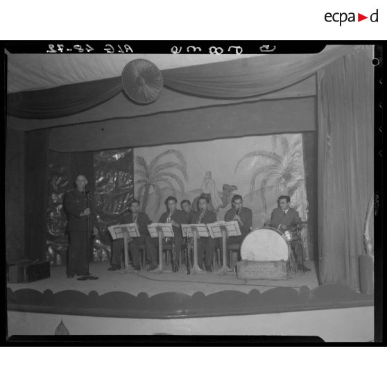 Un orchestre sur la scène lors d'une fête de Noël en Algérie.