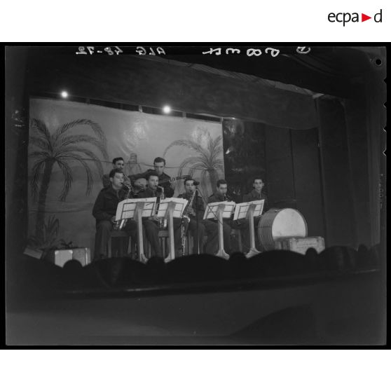 Un orchestre sur la scène lors d'une fête de Noël en Algérie.