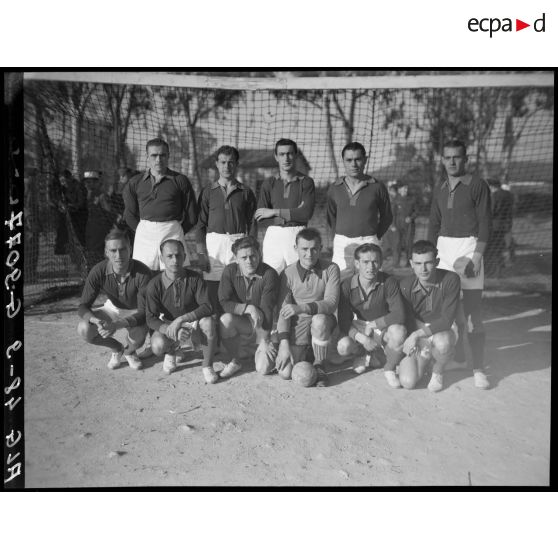Photographie d'une équipe de football.