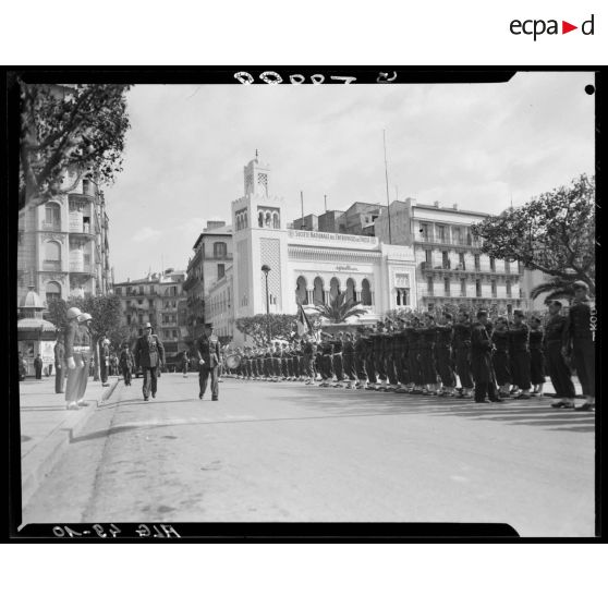 Le général Laurent défile dans les rues d'Alger lors de sa cérémonie de passation de commandemant pour la division d'Alger.