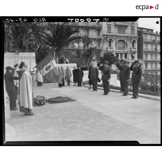 Le général Laurent, nouveau commandant de la division d'Alger, salue le drapeau devant le monument aux morts d'Alger.