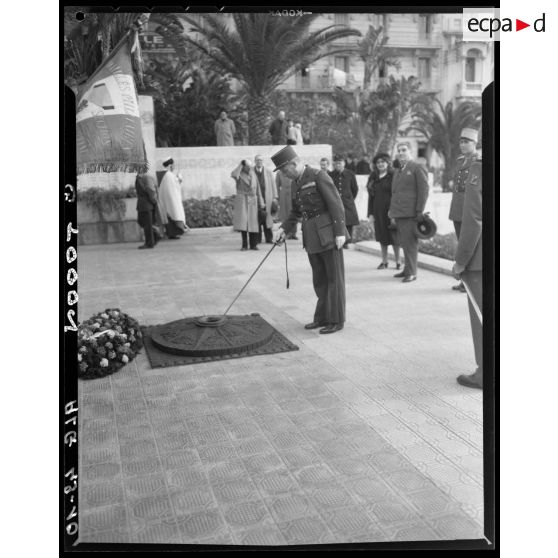 Le général Laurent, nouveau commandant de la division d'Alger, ravive la flamme devant le monument aux morts d'Alger