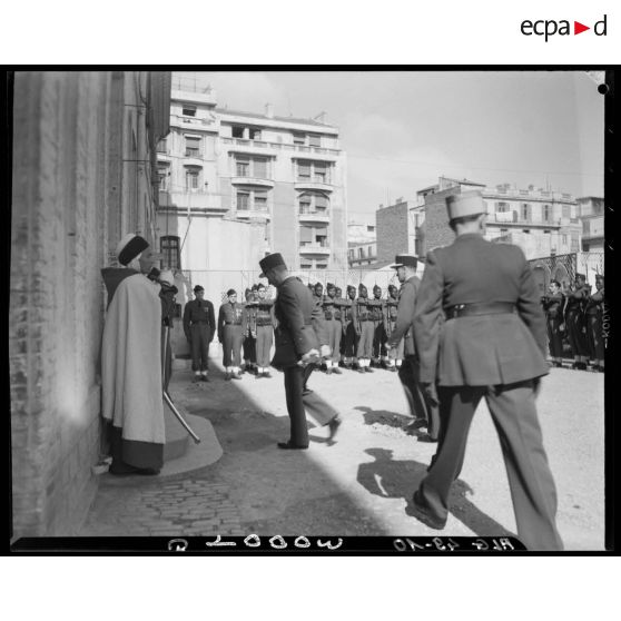 Le général Laurent, nouveau commandant de la division d'Alger, entre dans un bâtiment.