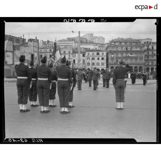 Cérémonie de prise de commandement du général Laurent, commandant la division d'Alger.