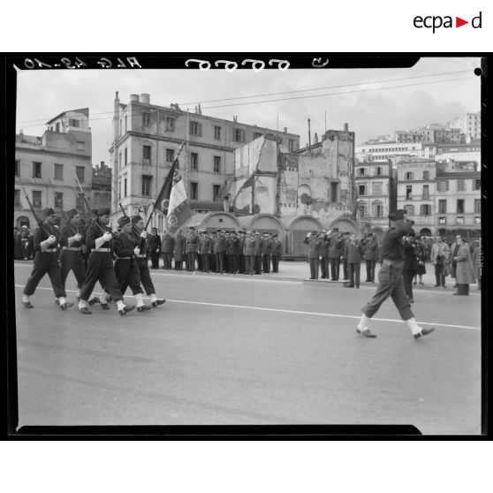 Défilé d'un régiment lors de la cérémonie de passation de commandement du général Laurent, commandant la division d'Alger.