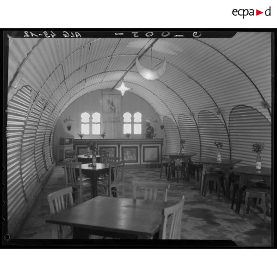 Vue intérieure d'une salle commune d'une caserne militaire.