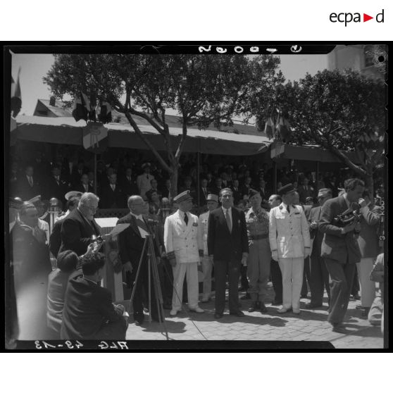 Paul Ramadier, ministre de la Défense nationale, prononce un discours à l'occasion d'une cérémonie organisée à l'occasion de la visite du Président de la République Vincent Auriol à Alger.