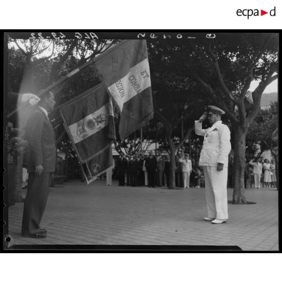 Céremonie militaire donnée à l'occasion de le remise de fanions aux marins anciens combattants.