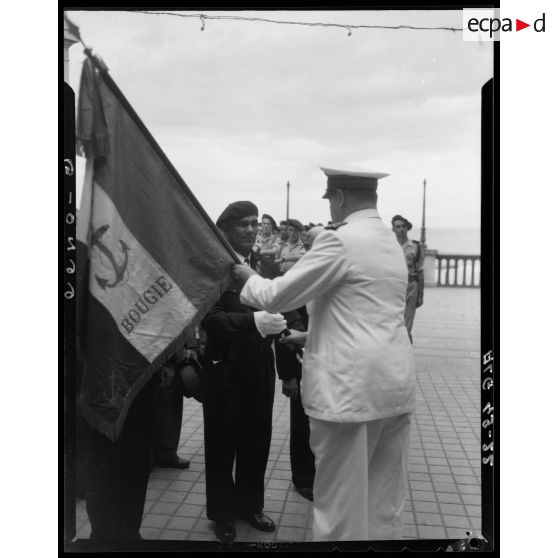 Remise de fanions aux marins anciens combattants.