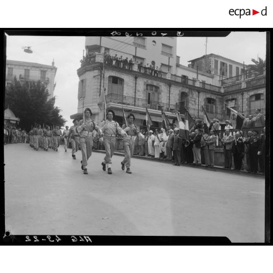 Défilé militaire à l'occasion de la cérémonie de remise de fanions aux marins anciens combattants.