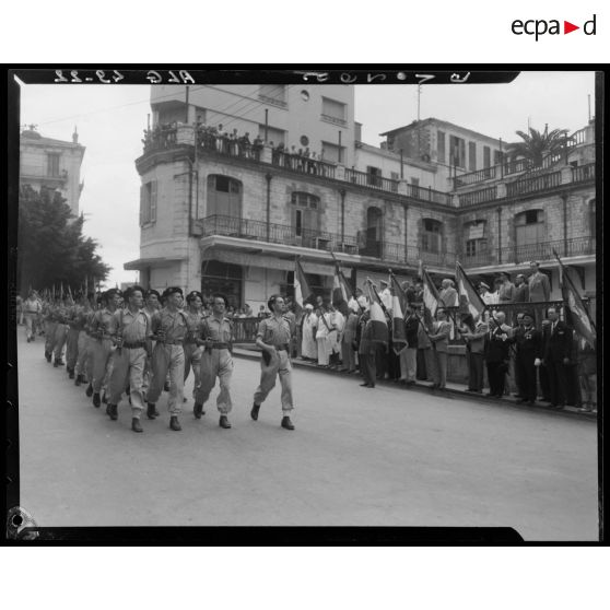 Défilé militaire à l'occasion de la cérémonie de remise de fanions aux marins anciens combattants.