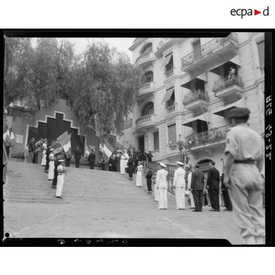 Cérémonie militaire devant le monument aux morts de Bejaïa (Bougie).