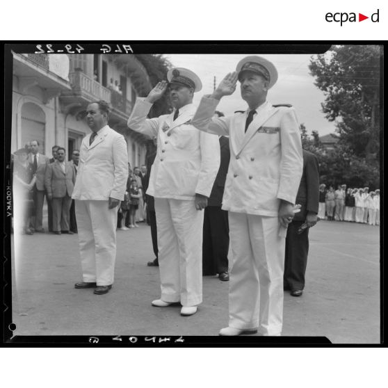 Photographie de groupe rassemblant des autorités militaires et civiles.