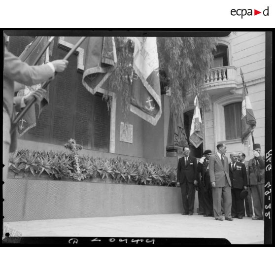 Cérémonie militaire devant le monument aux morts de Bejaïa (Bougie).