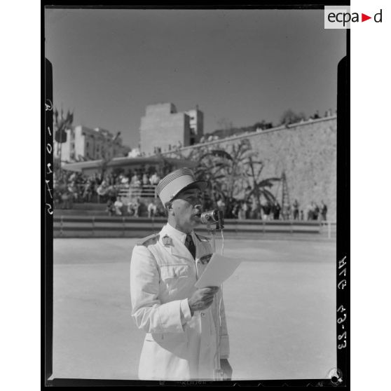 Une autorité militaire prononce un discours à l'occasion de la fête de la préparation militaire.