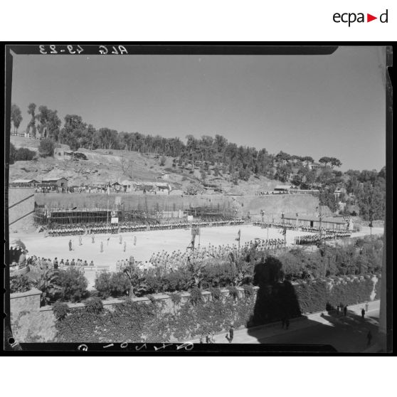 Plan d'ensemble de la cérémonie organisée à l'occasion de la fête de la préparation militaire.