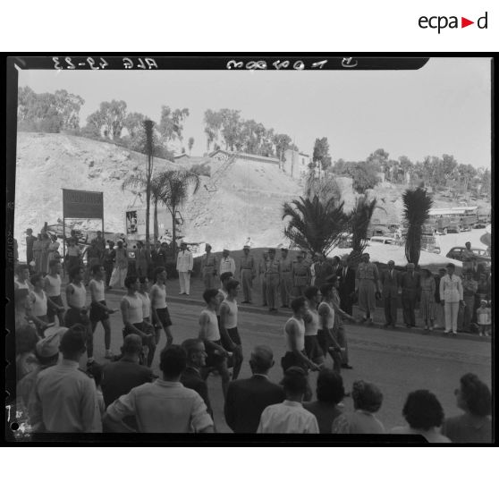 Défilé de jeunes diplômés de la préparation militaire, sous le regard d'autorités civiles et militaires.