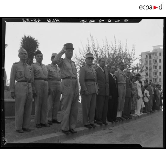 Photographie de groupe rassemblant des autorités civiles et militaires.