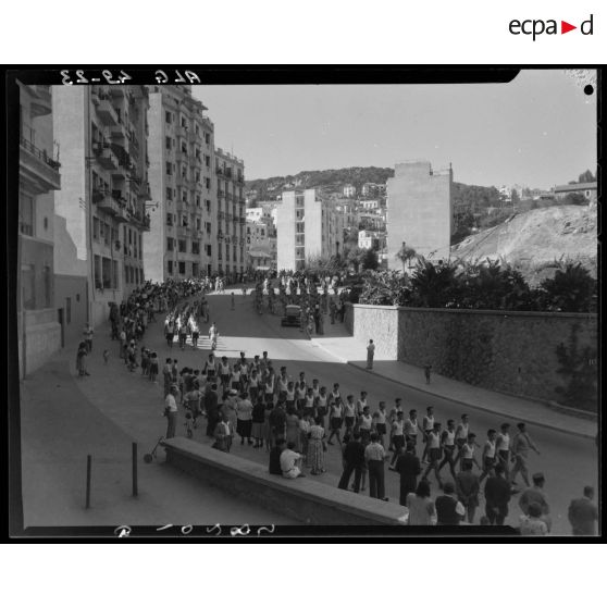 Plan d'ensemble, en plongée, du défilé des jeunes diplômés de la préparation militaire.