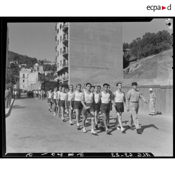 Défilé des jeunes diplômés de la préparation militaire.