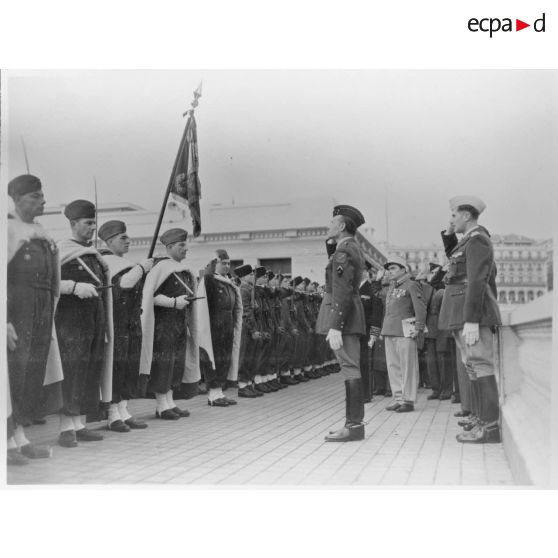 Prise d'armes en présence du général Guy Schlesser, à Alger.