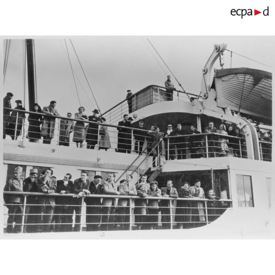 Le Ville d'Alger, prêt à partir, avec à son bord, le général Guy Schlesser.