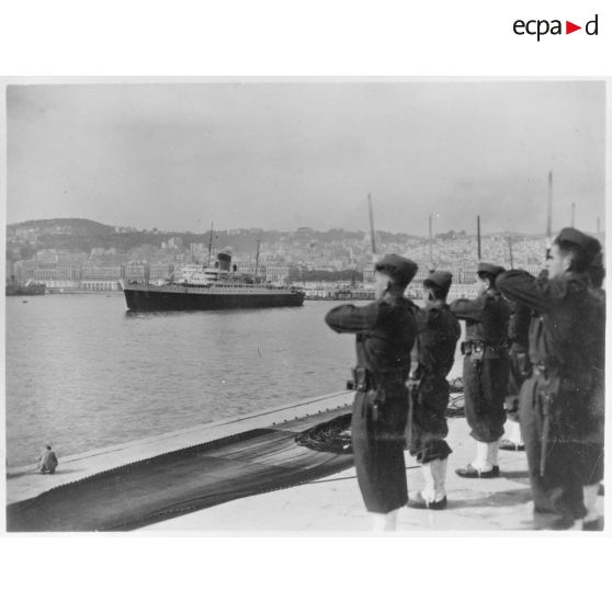 Le paquebot Ville d'Alger quitte le port d'Alger.