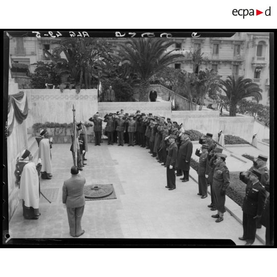 Cérémonie au monument aux morts d'Alger, présidée par le général de corps d'armée Georges Catroux, et en présence du général de brigade André Kientz.