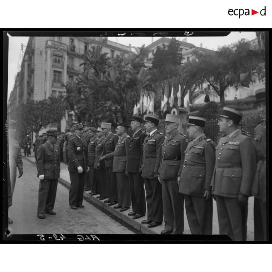 Le général de corps d'armée Georges Catroux salue des autorités militaires, lors de sa venue à Alger.
