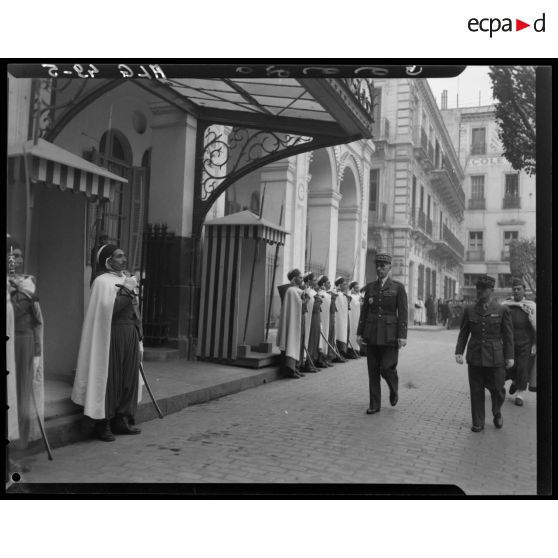 Arrivée du général de corps d'armée Georges Catroux, à l'entrée d'un bâtiment à Alger.