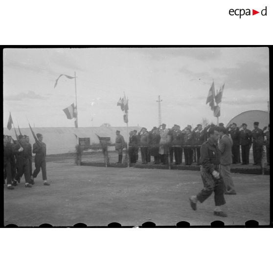 Une cérémonie militaire devant des autorités civiles et miliaires, en Algérie.