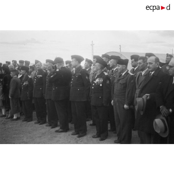 Les autorités militaires lors d'une cérémonie sur un terrain d'aviation en Algérie.