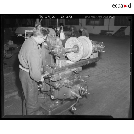 Usinage d'une pièce de Toucan, dans un atelier d'aviation de Blida.