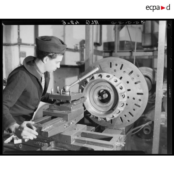 Usinage d'une pièce de Toucan, dans un atelier d'aviation de Blida.