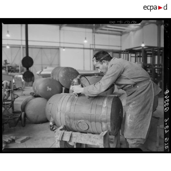 Usinage d'un bidon de carburant d'un Toucan, dans un atelier d'aviation à Blida.