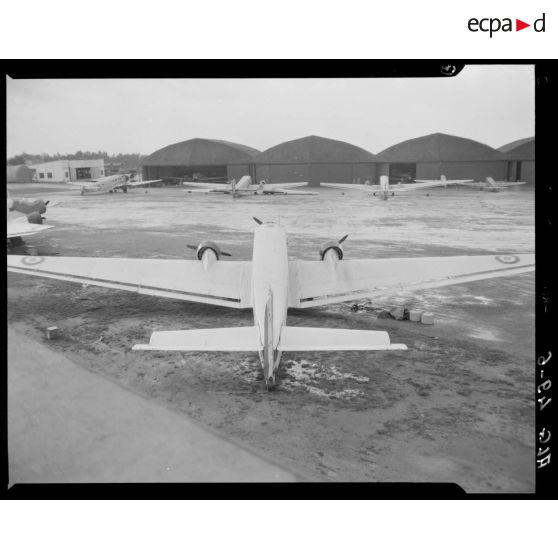Avions Toucan devant des hangars à Blida.