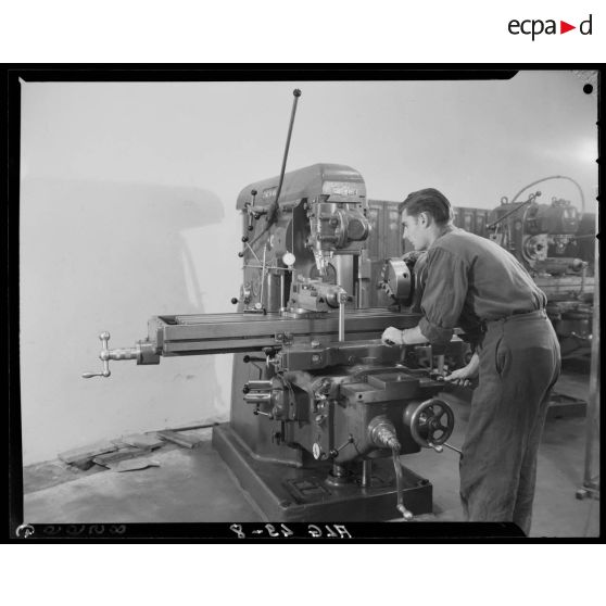 Un élève de l'Ecole de l'Air de Cap Matifou s'entraîne sur une perceuse à colonne de marque Cincinnati.