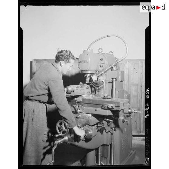 Un élève de l'Ecole de l'Air de Cap Matifou s'entraîne sur une fraiseuse de marque Somua.