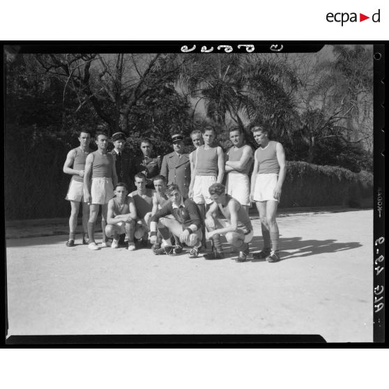 Photographie de groupe d'une équipe sportive participant aux championnats militaires interarmes d'Alger.