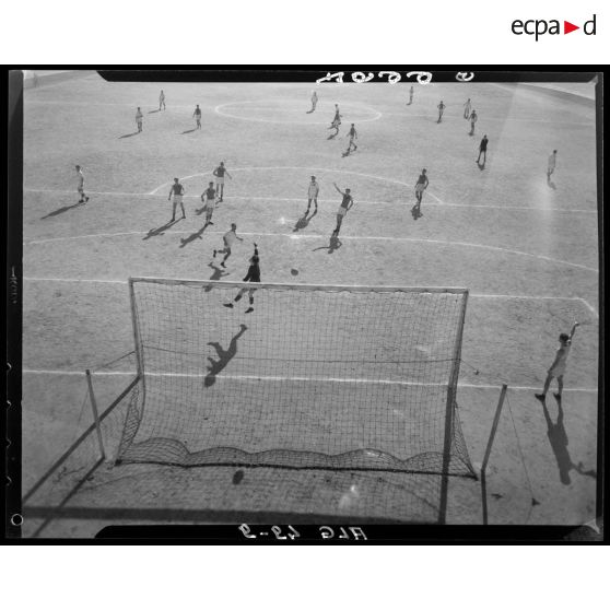 Un match de football lors des championnats militaires interarmes d'Alger.