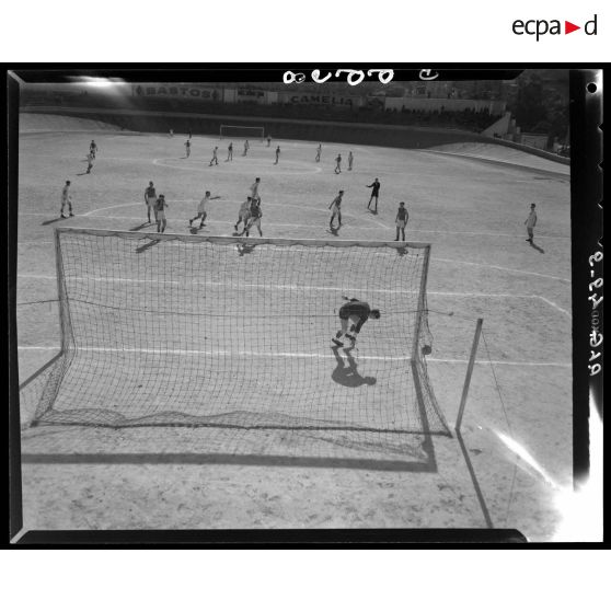 Un match de football lors des championnats militaires interarmes d'Alger.