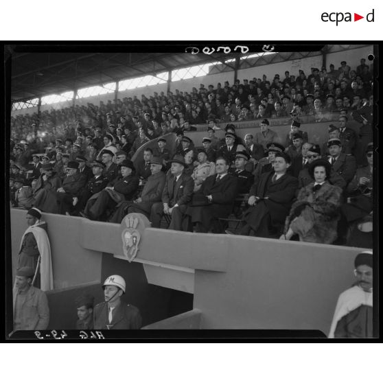 Le public dans les tribunes, lors des championnats militaires interarmes d'Alger.