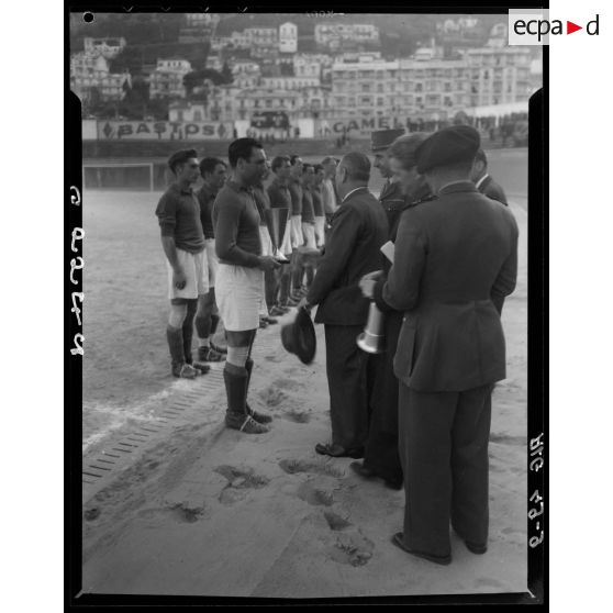 Remise de coupe aux participants des championnats militaires interarmes d'Alger.