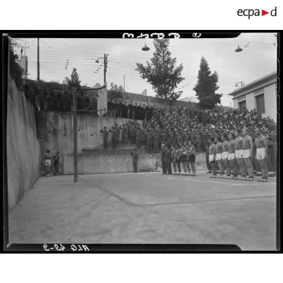 Equipes de basket lors des championnats militaires interarmes d'Alger.
