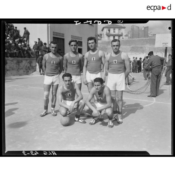 Portrait d'une équipe de volley-ball lors des championnats militaires interarmes d'Alger.