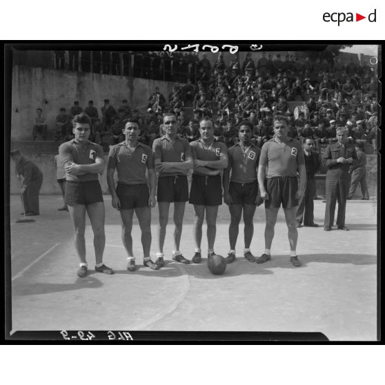 Portrait d'une équipe de volley-ball lors des championnats militaires interarmes d'Alger.