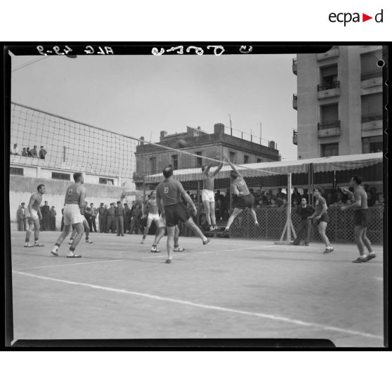 Un match de volley-ball lors des championnats militaires interarmes d'Alger.