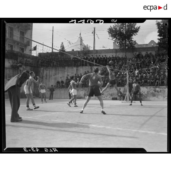 Un match de volley-ball lors des championnats militaires interarmes d'Alger.