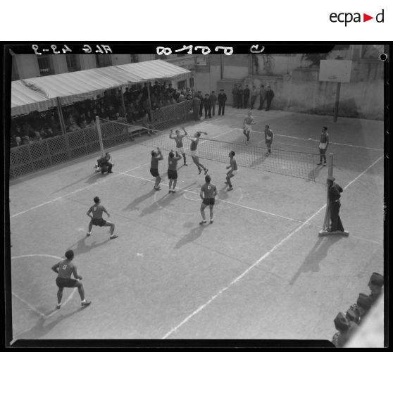 Vue en plongée d'un match de volley-ball lors des championnats militaires interarmes d'Alger.
