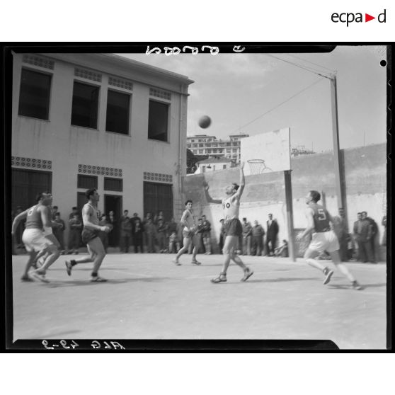 Match de basket-ball lors des championnats militaires interarmes d'Alger.